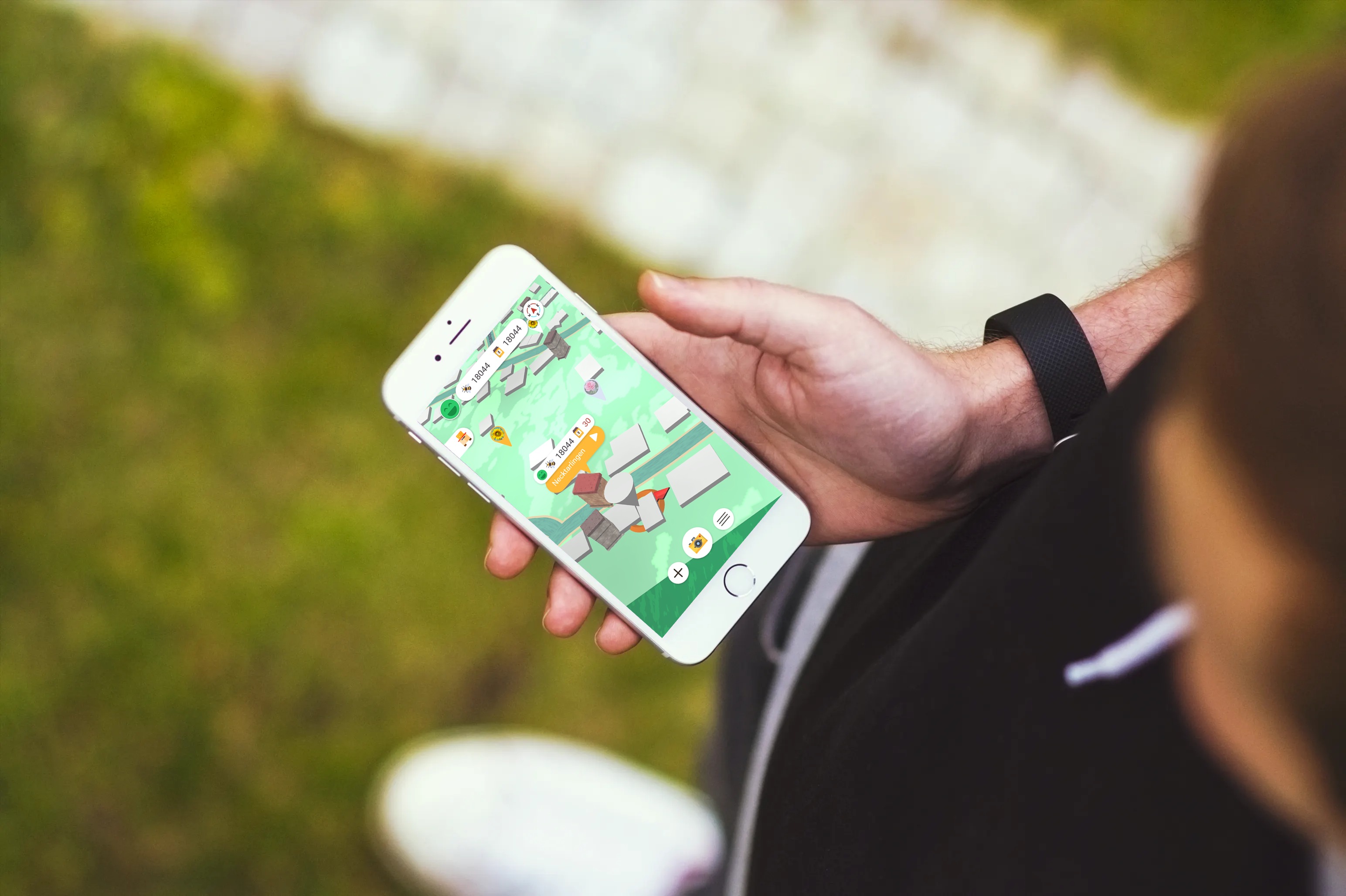 Nutzer benuzt die beeactiveapp im Freien